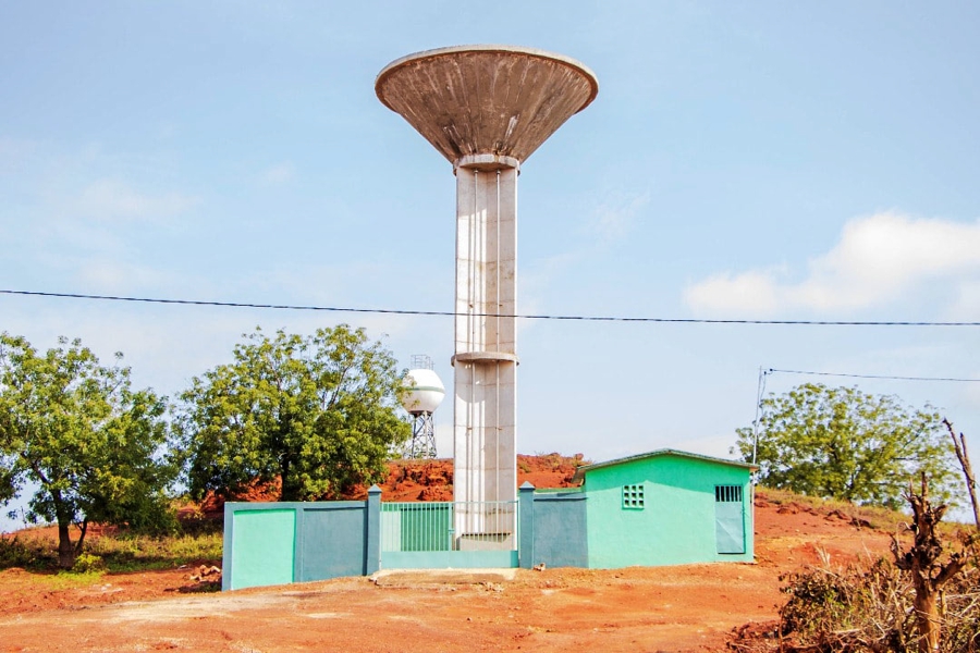 Abidjan– A l’instar des années précédentes, l’Etat de Côte d’Ivoire s’est engagé en 2021 à améliorer les conditions de vie de sa population en matière d’eau potable. Ainsi, en 2021, ce sont 105 000 branchements sociaux qui ont été réalisés à Abidjan, neuf châteaux d’eau et 40 unités de production d’eau potable préfabriquées ont été mis en service à l’intérieur du pays. https://news.abidjan.net/articles/702983/projet-eau-pour-tous-105-000-branchements-sociaux-a-abidjan-9-chateaux-deau-et-40-unites-de-production-deau-potable-prefabriquees-mis-en-service-a-linterieur-du-pays.